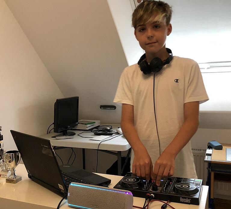 Der zwölfjährige Levi Eras aus Iphofen macht leidenschaftlich gerne Elektro-Musik.&nbsp;