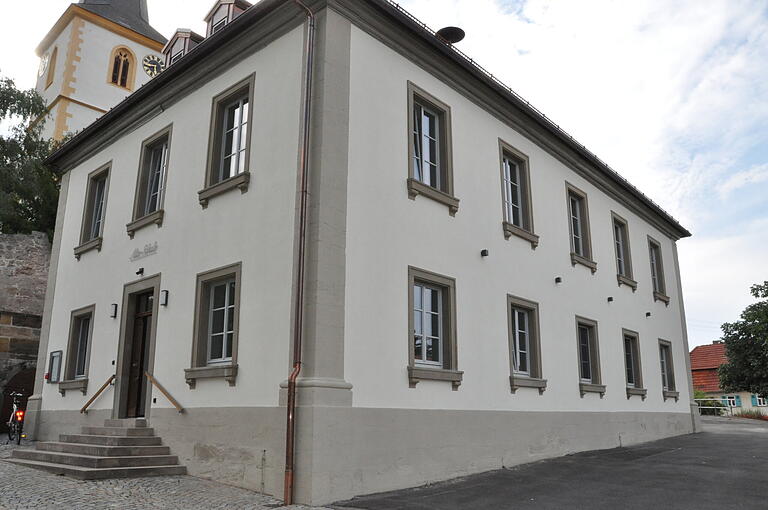 Die Alte Schule in Goßmannsdorf wurde zum Dorfgemeinschaftshaus umgebaut.