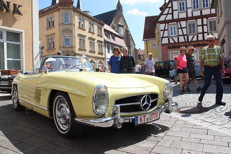 Der ganze Stolz seines Besitzers: ein preisgekrönter Mercedes Benz 300 SL Roadster (Baujahr 1961) mit Sonderlackierung.