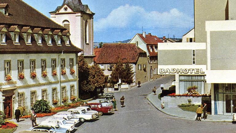 Unser historisches Foto aus Bad Neuhaus mit dem 'Schmitts Mary Haus' stammt aus den 1970er Jahren. Hinweis: Trotz sorgfältiger Recherche konnte der Rechteinhaber nicht ermittelt werden. Rechteinhaber werden gebeten, sich bei der Redaktion zu melden.