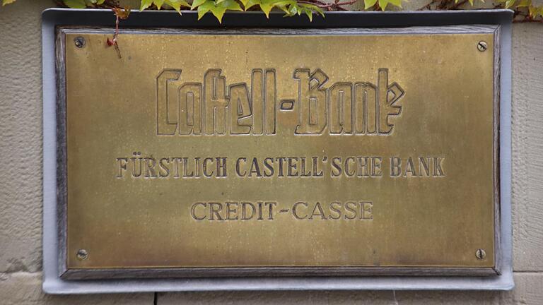 Die Castell-Bank, hier das Schild am Stammhaus der Bank in Castell, hat jetzt auch ein Büro in Frankfurt. Die Castell-Bank, hier das Schild am Stammhaus der Bank in Castell, hat jetzt auch ein Büro in Frankfurt.