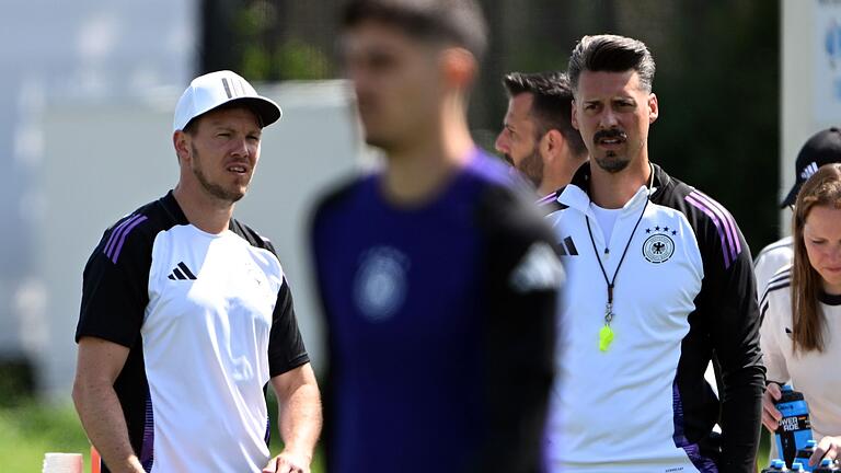 Nagelsmann und Wagner       -  Das Trainerteam um Julian Nagelsmann (l) und Sandro Wagner will den Gruppensieg - dafür muss nun mindestens ein Unentschieden her.