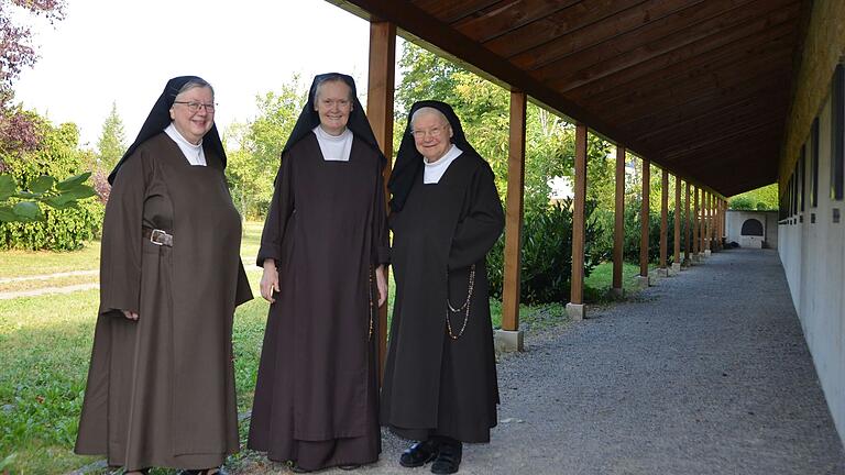 Sie blicken mit Wehmut wegen des bevorstehenden Abschieds, aber auch mit Hoffnung für die Zukunft dem Umzug nach Auderath entgegen (von links): Schwester Teresa Benedicta, die Priorin Schwester Ancilla und Schwester Katharina.