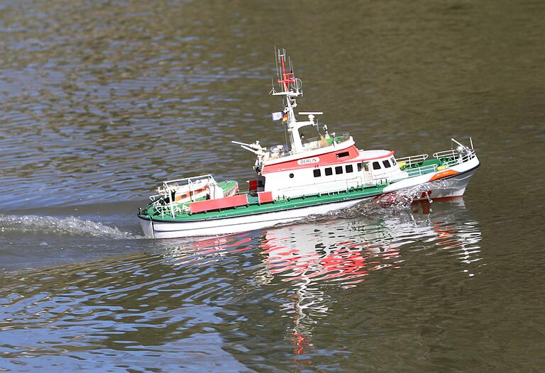 Seenot-Rettungskreuzer Berlin in voller Fahrt. Seenot-Rettungskreuzer Berlin in voller Fahrt.