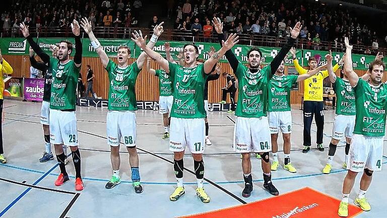 DKB 2. Handball-Bundesliga, DJK Rimpar Wölfe - VfL Bad Schwartau       -  Hoch die Hände, erfolgreiches Wochenende! Die Rimparer Wölfe feiern mit ihren Fans den Sieg über Bad Schwartau.