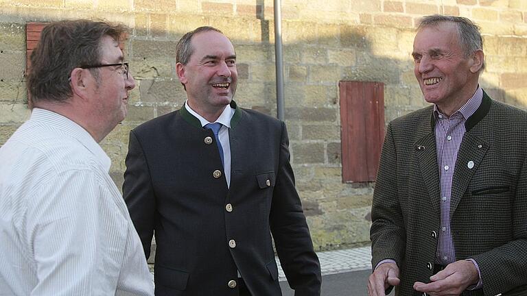 Der Bürgermeister, der Fraktionsvorsitzende und der Bräu: Karl-Dieter Fuchs, Hubert Aiwanger und Sebastian Rank im Gespräch. Der Bürgermeister, der Fraktionsvorsitzende und der Bräu: Karl-Dieter Fuchs, Hubert Aiwanger und Sebastian Rank im Gespräch.