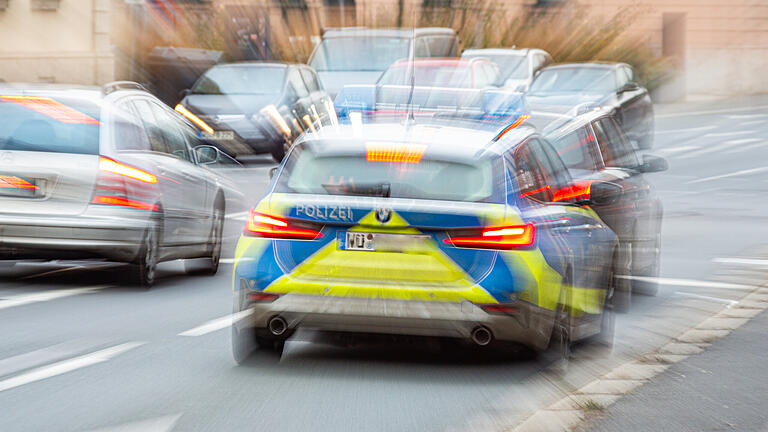 Unfallflucht in Wonfurt: Lieferwagen rammt geparktes Fahrzeug und fährt weiter