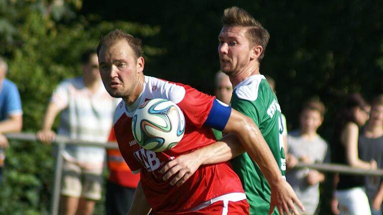 Julian Grell (links) als Spieler im Grabfeld-Derby gegen den TSV Großbardorf. Julian Grell (links) als Spieler im Grabfeld-Derby gegen den TSV Großbardorf.