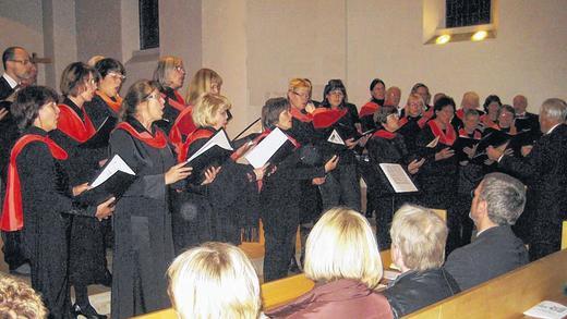 Kraftvoller Klangkörper: 45 Mitglieder zählt der Südthüringische Ärztechor mit seinem Leiter Dr. Klaus Iwig. Mit wundervoll gesungenen Liedern trug der Chor wesentlich zum Gelingen des großen Konzerts in der Gustav-Adolf-Kirche bei.