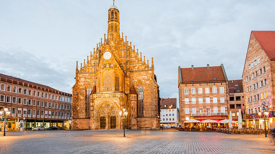 Nurnberg city in Germany       -  Ein Ort zum heiraten: die eindrucksvolle Frauenkirche in Nürnberg