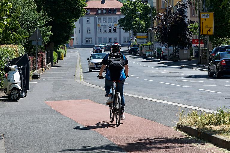 Nicht erlaubt, aber gang und gäbe: Radfahrende nutzen den Rad- und Fußweg auf der falschen Seite bis zur Kreuzung an der Löwenbrücke.