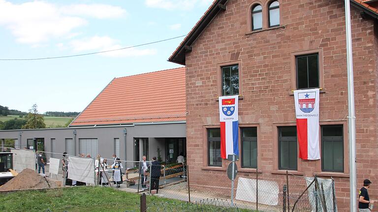 Der neue Anbau des Bürgerhauses in Glasofen fügt sich harmonisch ans bestehende Gebäude und ins Ortsbild ein. Der neue Anbau des Bürgerhauses in Glasofen fügt sich harmonisch ans bestehende Gebäude und ins Ortsbild ein.