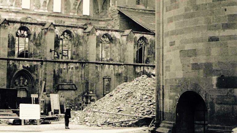 Der Dom mit dem eingestürzten nördlichen Seitenschiff und dem ebenfalls eingestürzten Hauptschiff im März 1951. Zu diesem Zeitpunkt schritt der Verfall noch ungebremst voran. Der Fotograf steht neben dem Neumünster, das rechts zu sehen ist. Der Dom mit dem eingestürzten nördlichen Seitenschiff und dem ebenfalls eingestürzten Hauptschiff im März 1951. Zu diesem Zeitpunkt schritt der Verfall noch ungebremst voran. Der Fotograf steht neben dem Neumünster, das rechts zu sehen ist.