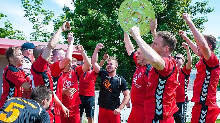 Die Spieler des TSV Aubstadt III feiern ausgelassen die Meisterschaft in der B-Klasse Rhön 4. Obwohl der Titel bereits vor dem Anpfiff unter Dach und Fach war, präsentierte sich der künftige A-Klassist beim 5:0-Erfolg gegen die SpVgg Sulzdorf II in Torlaune.Fotos (10): Anand Anders