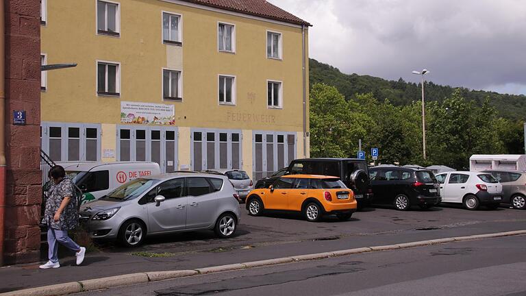 Vor der Tafel wird oft in zweiter Reihe geparkt, um möglichst viele Autos auf den Platz zu bekommen.       -  Vor der Tafel wird oft in zweiter Reihe geparkt, um möglichst viele Autos auf den Platz zu bekommen.