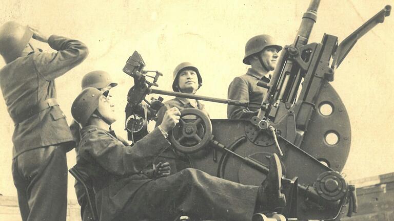 Flakhelfer im Zweite Weltkrieg: Das Bild wurde nach Archivunterlagen in Schweinfurt aufgenommen. Flakhelfer im Zweite Weltkrieg: Das Bild wurde nach Archivunterlagen in Schweinfurt aufgenommen.