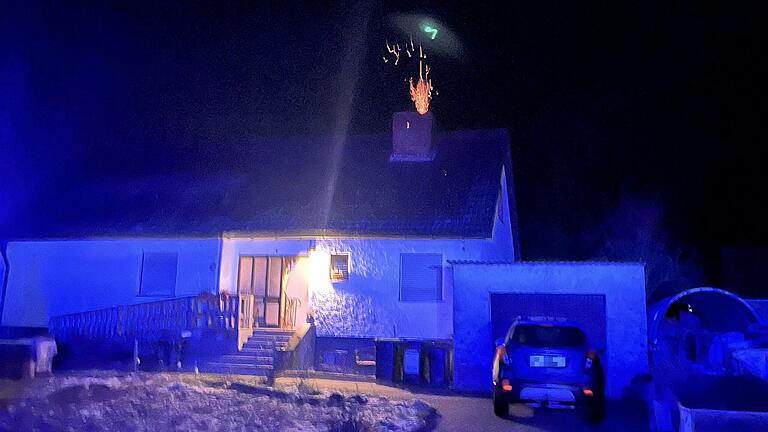 Bis zu zwei Meter hohe Flammen schlugen in der Neujahrsnacht aus dem Kamin eines Wohnhauses in Herlheim in der Großgemeinde Kolitzheim. Rund 50 Feuerwehrleute von mehreren Wehren aus dem südlichen Landkreis Schweinfurt waren im Einsatz und hatten den Brand schnell unter Kontrolle. Bis zu zwei Meter hohe Flammen schlugen in der Neujahrsnacht aus dem Kamin eines Wohnhauses in Herlheim in der Großgemeinde Kolitzheim. Rund 50 Feuerwehrleute von mehreren Wehren aus dem südlichen Landkreis Schweinfurt waren im Einsatz und hatten den Brand schnell unter Kontrolle.