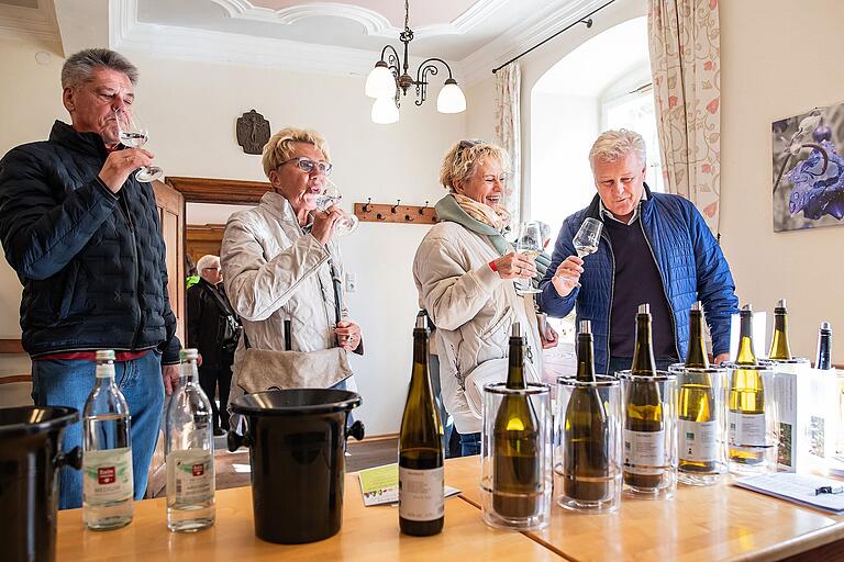 Prösterchen: Ein Wohl auf die erlesenen Weine der Randersackerer Winzer. Prösterchen: Ein Wohl auf die erlesenen Weine der Randersackerer Winzer.