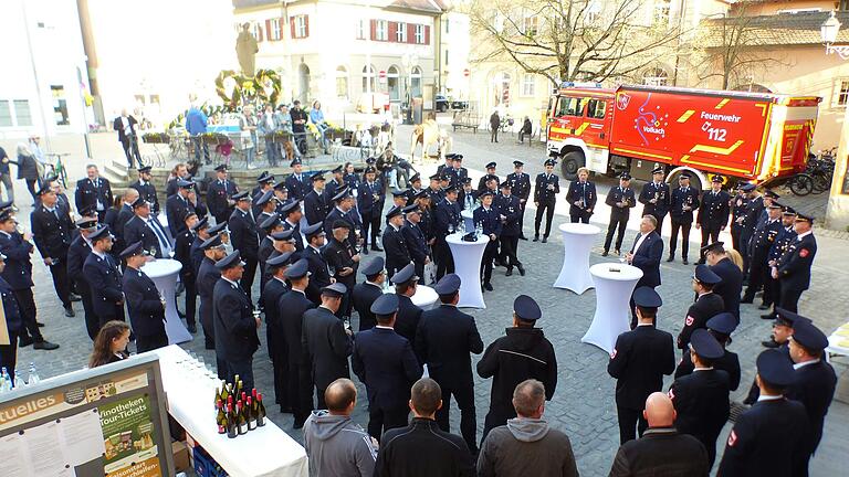 An die 100 Feuerwehrkräfte von der Volkacher Wehr plus Stadtteilwehren nahmen auf dem Volkacher Marktplatz die Ehrennadel 'Fluthelfer' in Empfang. An die 100 Feuerwehrkräfte von der Volkacher Wehr plus Stadtteilwehren nahmen auf dem Volkacher Marktplatz die Ehrennadel 'Fluthelfer' in Empfang.