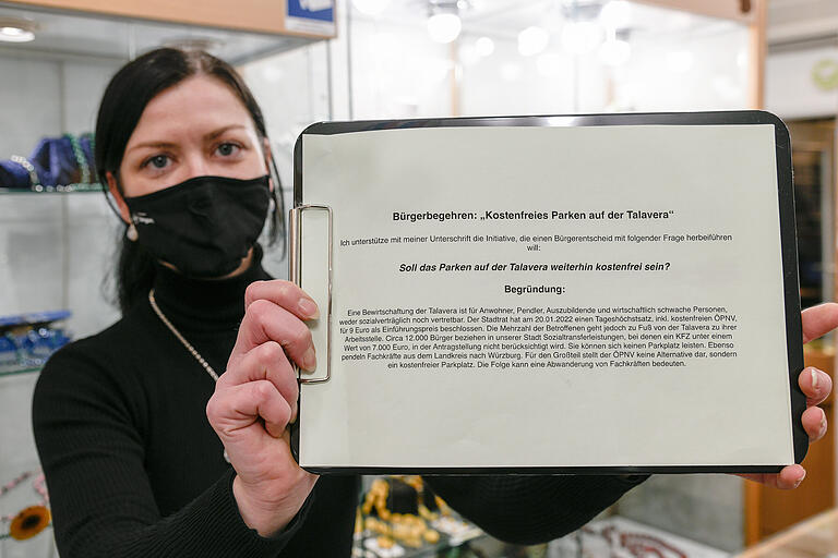 Daniela Binder aus dem Schmuckgeschäft Crystal in der Würzburger Innenstadt zeigt die Unterschriftenliste für ein Bürgerbegehren gegen die Bewirtschaftung der Talavera.