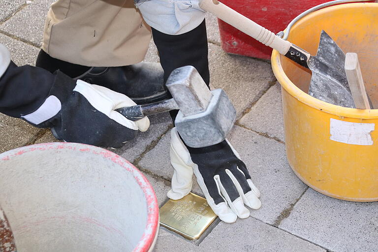 Die Hand des Künstlers: Gunter Demnig verlegt im März 2022 Stolpersteine in der Marktheidenfelder Innenstadt. Die Hand des Künstlers: Gunter Demnig verlegt im März 2022 Stolpersteine in der Marktheidenfelder Innenstadt.