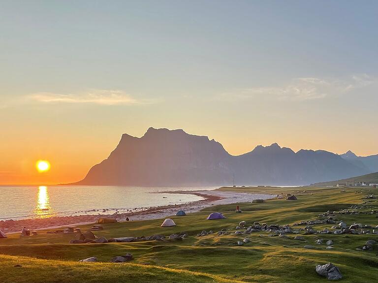 Mitternachtssonne auf den Lofoten: Sie taucht das Gebiet in ein unbeschreibliches Licht.