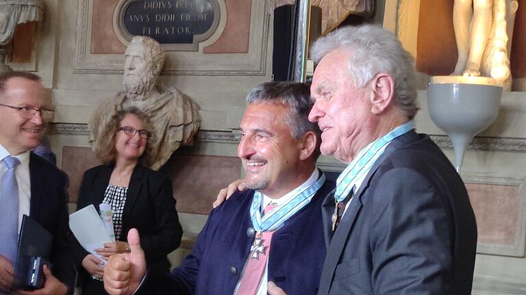 Georg Hackl und Sepp Maier erhalten Bayerische Verdienstorden       -  Ex-Rennrodler Georg Hackl (l) und Torwartlegende Sepp Maier stehen zusammen mit ihren frisch verliehenen Bayerischen Verdienstorden.