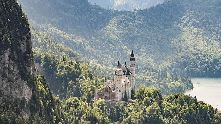 Schloss Neuschwanstein       -  Neuschwanstein bei Schwangau im Allgäu gehört zu den berühmtesten Schlössern der Welt. Mitte 2025 wird die Unesco in Bulgarien entscheiden, ob es Welterbe wird. (Archiv)