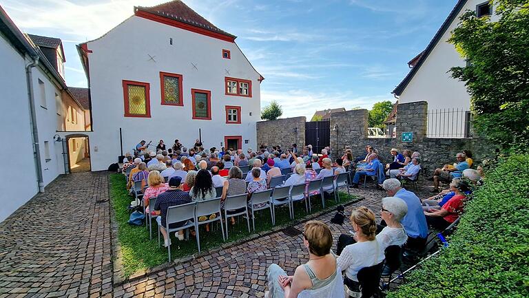 Riesig war mit über 120 Besuchern das Interesse an der traditionellen irischen Musik von 'Susan Coleman &amp; Friends' beim dritten Veitshöchheimer Sommerkonzert im idyllischen Synagogenhof.