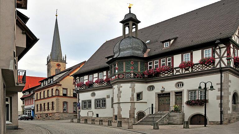 Das Rathaus in Grünsfeld soll umgebaut und barrierefrei gestaltet werden. Dafür vergab der Gemeinderat die Planung.