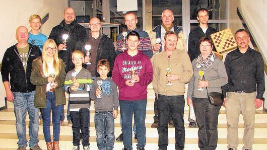 Freudig präsentierten die Besten ihre Trophäen, die ihnen von Organisator Thomas Reis (rechts außen) überreicht wurden.