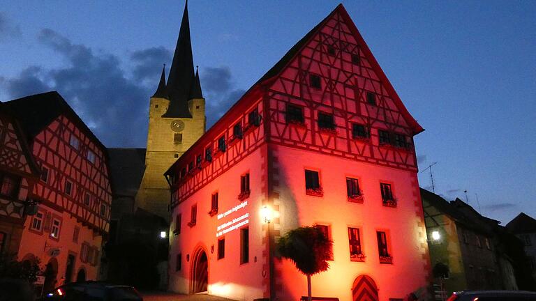 Als wollte Mephisto hier gleich höchstpersönlich auftreten: Wie eine Kulisse für Goethes Faust wirkte das rot beleuchtete Zeiler Rathaus in der "Night of Light". Als wollte Mephisto hier gleich höchstpersönlich auftreten: Wie eine Kulisse für Goethes Faust wirkte das rot beleuchtete Zeiler Rathaus in der "Night of Light".