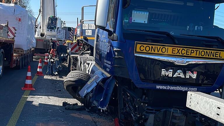 Ein Schwertransport ist am Donnerstagmorgen auf der Autobahn A3 bei Rüdenhausen&nbsp;mit einem Fahrbahnteiler kollidiert. Die Bergung gestaltet sich aufwendig.