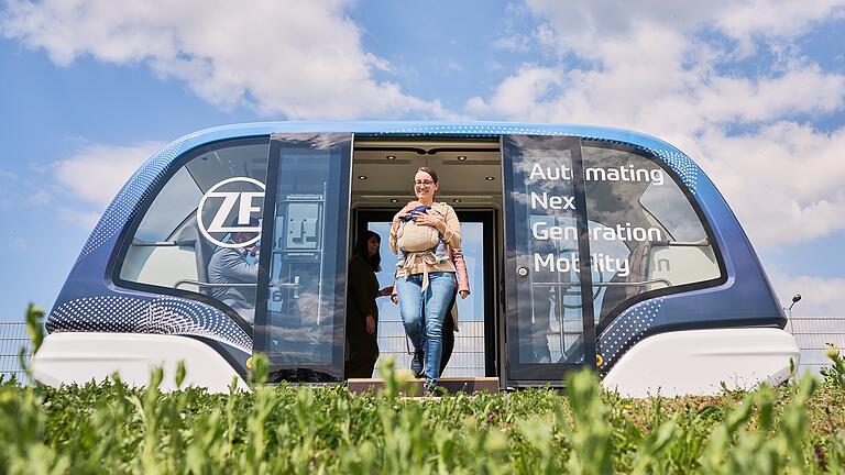 Der so genannte People Mover von ZF hat Platz für 22 Personen und fährt ohne Fahrer autonom. Die Schweinfurter CSU fordert, die Stadt solle sich beim Unternehmen für eine Teststrecke in der Stadt bewerben.