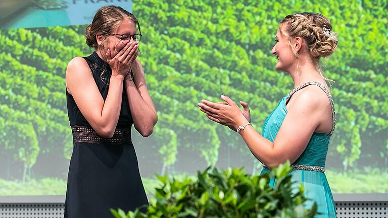Eva Brockmann ist die neue Fränkische Weinkönigin 2022 und löst damit nach drei Jahren Amtszeit Carolin Meyer ab.