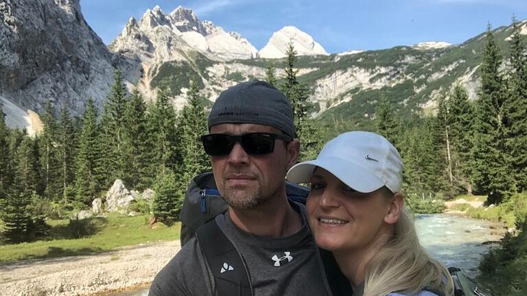 Benjamin Krug bei seiner zweiten Zugspitz-Besteigung im Jahr 2019 noch vor seiner Leukämie-Erkrankung. Seinerzeit war er nach einem schweren Skiunfall wieder genesen, gemeinsam mit seiner Frau Steffi auf die Zugspitze gewandert. Benjamin Krug bei seiner zweiten Zugspitz-Besteigung im Jahr 2019 noch vor seiner Leukämie-Erkrankung. Seinerzeit war er nach einem schweren Skiunfall wieder genesen, gemeinsam mit seiner Frau Steffi auf die Zugspitze gewandert. 