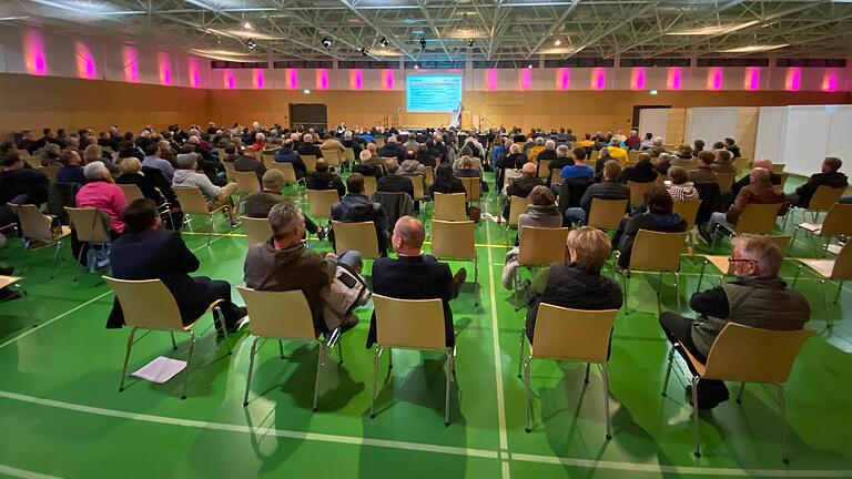 Alle Stadt-, Marktgemeinde- und Gemeinderäte des Landkreises Kitzingen waren zu einer gemeinsamen Sitzung in die Steigerwaldhalle Wiesentheid eingeladen, um die Zukunft der erneuerbaren Energien zu diskutieren.