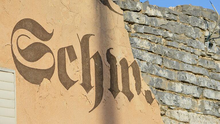 Der Schriftzug an der einstigen Gasthaus-Ruine war schon lange verwittert.