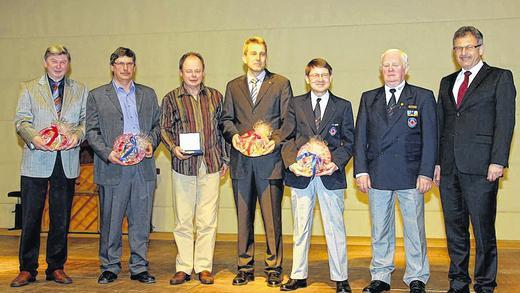 Die Geehrten beim Rottendorfer Kulturabend (von links): Josef Nüßlein, Karl Rothenhöfer, Peter Markert, Bernhard Scheckenbach, Matthias Bischof, Werner Kessler und Bürgermeister Rainer Fuchs. Die Geehrten beim Rottendorfer Kulturabend (von links): Josef Nüßlein, Karl Rothenhöfer, Peter Markert, Bernhard Scheckenbach, Matthias Bischof, Werner Kessler und Bürgermeister Rainer Fuchs.