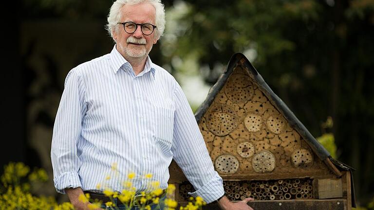 Jürgen Tautz an einem &bdquo;Hotel&ldquo; für Wildbienen auf dem Uni-Campus.Text