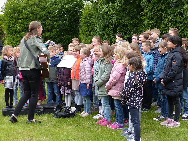 'Dieser Tag soll fröhlich sein' sang der Schulchor der Grundschule unter Leitung von Petra Hergeth.