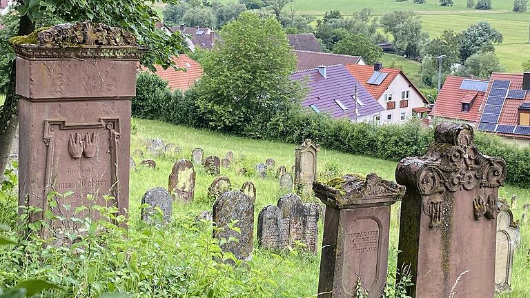 Grabsteine auf dem Jüdischen Friedhof in Pfaffenhausen.       -  Grabsteine auf dem Jüdischen Friedhof in Pfaffenhausen.