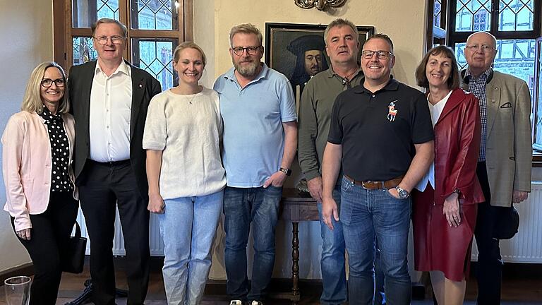 Eine CSU-Delegation aus Wülfershausen zu Besuch im Wasserschloss: Kerstin Kießner (von links), Wolfgang Seifert, Ehepaar Anna und Karl Schenk Graf von Stauffenberg, Martin Wirsing, Harald Schwarz, Petra Seifert und Günter Manke.