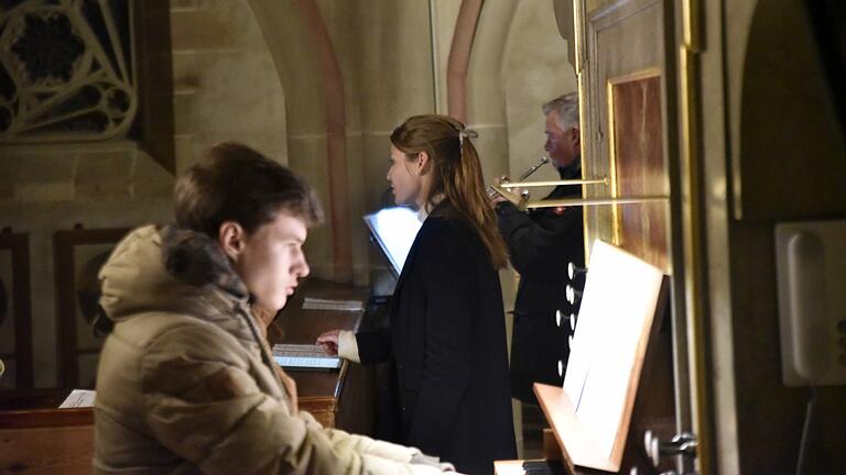 Ivo Schwinn an der Orgel sowie die Sopranistin Bettina Meiners und Rainer Nöller mit der Trompete gestalteten einfühlsam die musikalische Abendandacht in der Marienkirche in Königsberg.