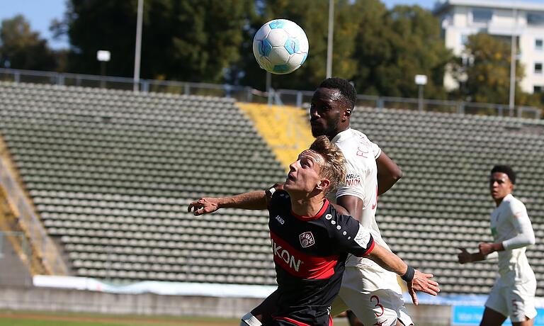 Maximillian Fesser (links, im Zweikampf mit dem französischen U-21-Nationalspieler Chrislain Matsima) war auch in Augsburg wieder einer der Aktivposten bei den Würzburger Kickers. Maximillian Fesser (links, im Zweikampf mit dem französischen U-21-Nationalspieler Chrislain Matsima) war auch in Augsburg wieder einer der Aktivposten bei den Würzburger Kickers.