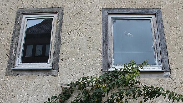 So wie das Mehrfamilienwohnhaus in der Kapellengasse 3 in Mellrichstadt stehen im ganzen Gebiet der Streutal-Allianz immer mehr Häuser in den Altorten leer. Für besagtes Anwesen plant die Stadt eine Sanierung, um Wohnraum für zwei anerkannte Flüchtlingsfamilien zu schaffen. So wie das Mehrfamilienwohnhaus in der Kapellengasse 3 in Mellrichstadt stehen im ganzen Gebiet der Streutal-Allianz immer mehr Häuser in den Altorten leer. Für besagtes Anwesen plant die Stadt eine Sanierung, um Wohnraum für zwei anerkannte Flüchtlingsfamilien zu schaffen.