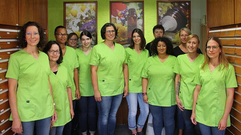 Apothekerin Carmen Wächter (Sechste von links) hat zum 1. August die Kronen-Apotheke in Gerolzhofen übernommen. Das Bild zeigt sie mit ihrem kompletten Mitarbeiterinnen-Team. Apothekerin Carmen Wächter (Sechste von links) hat zum 1. August die Kronen-Apotheke in Gerolzhofen übernommen. Das Bild zeigt sie mit ihrem kompletten Mitarbeiterinnen-Team.