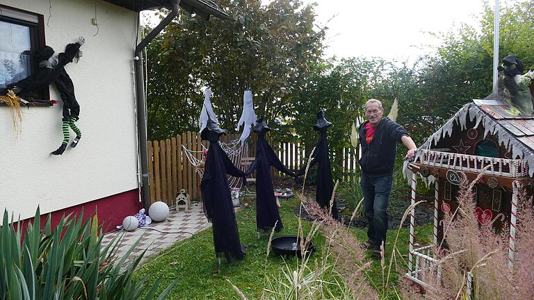 Peter Mack stellt seine Gruselgestalten im diesjährigen Halloweenhaus vor.