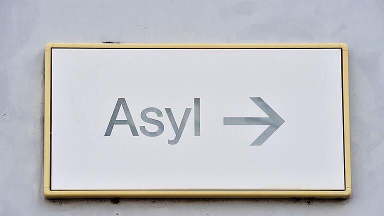 Asyl.jpeg       -  Ein Schild mit der Aufschrift «Asyl» hängt an einer Wand.