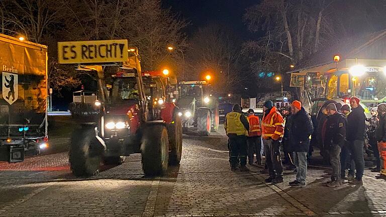 'Es reicht!': Rund 70 Traktoren und Lastwagen versammelten sich am Montag um 6.30 Uhr auf der Streuwiese in Mellrichstadt und fuhren im Konvoi Richtung Autobahn 71.